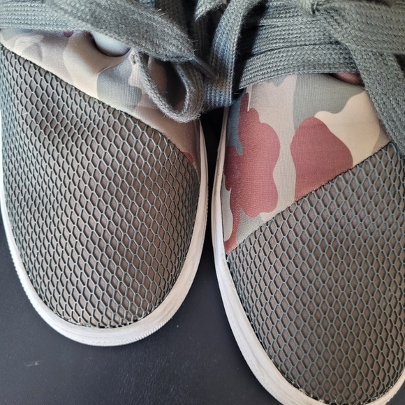 Steve Madden Sneeks - Picture 9 of 9